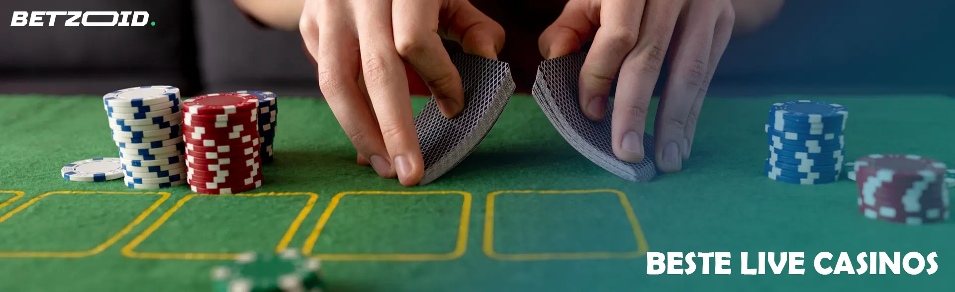 Ein Spieler mischt Karten auf einem Casinotisch.