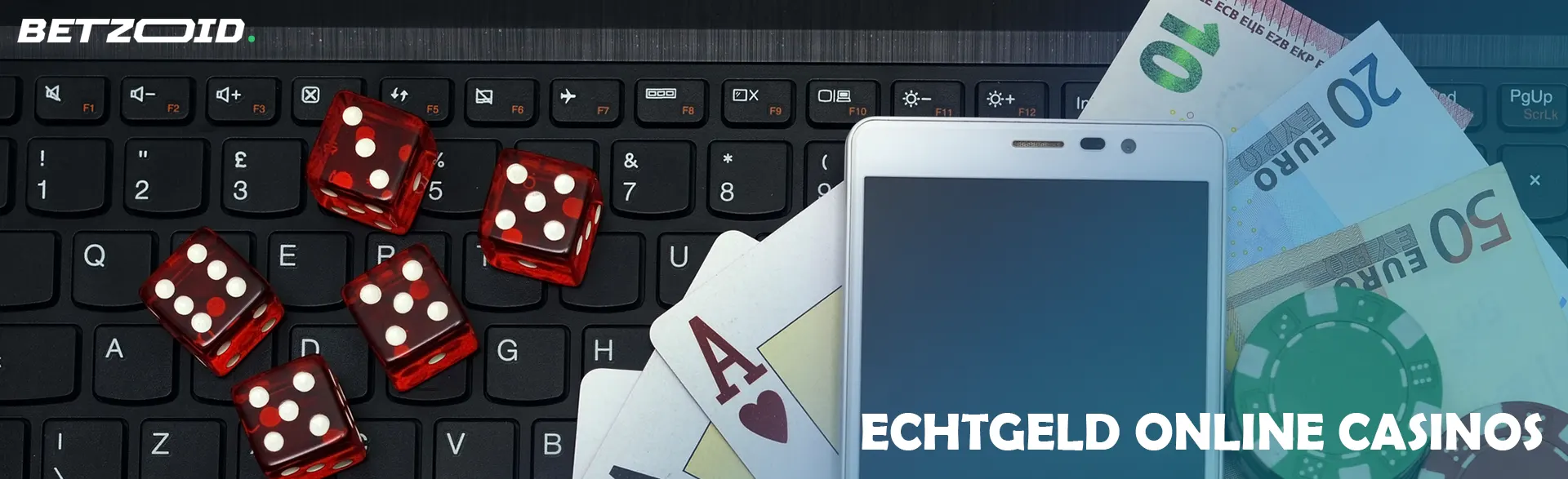 Smartphone, Geld, Karten und Würfel liegen auf der Tastatur.