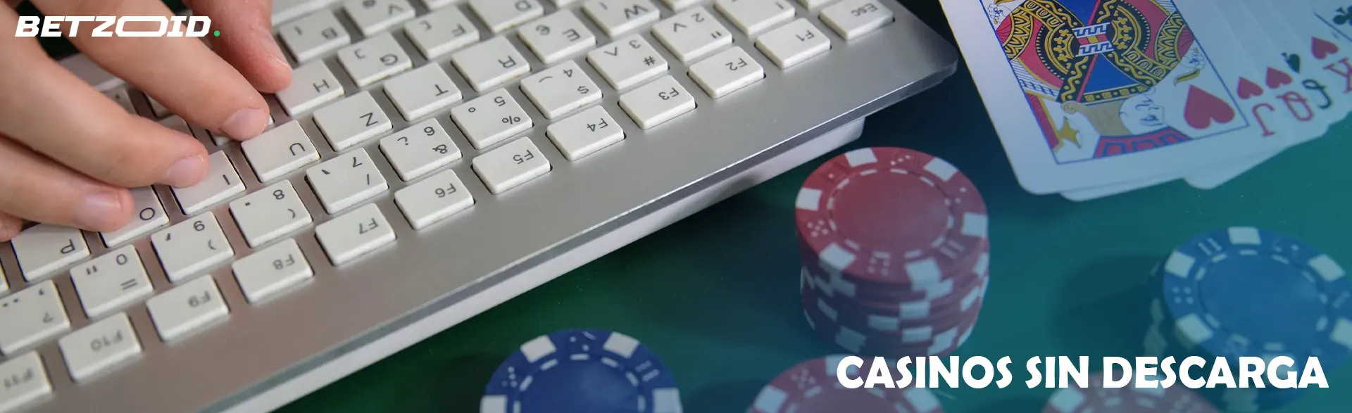 Las cartas y fichas del casino se encuentran junto al teclado.