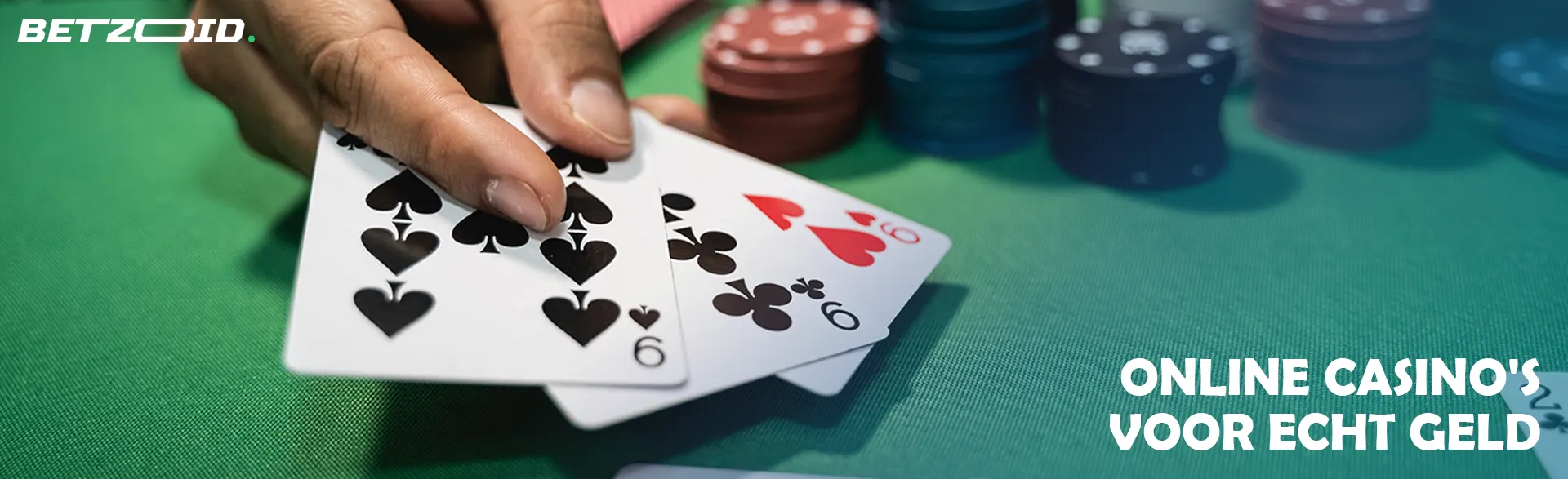 Een speler houdt kaarten vast op een casinotafel.