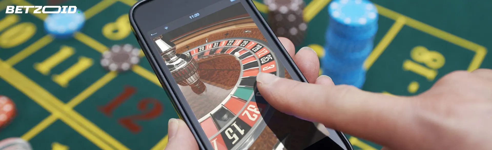 Um smartphone com uma roleta virtual nas mãos do jogador.