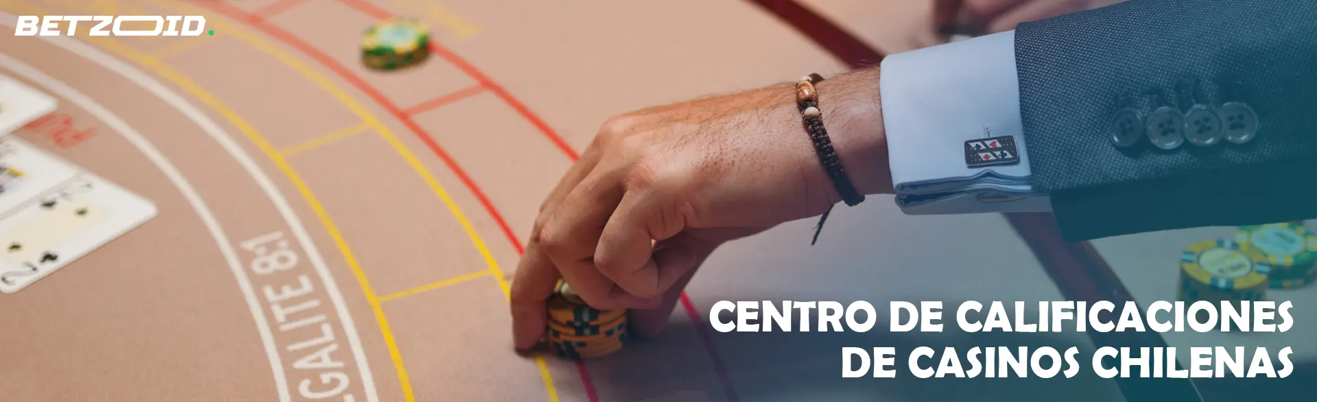 Un jugador coloca fichas en la mesa del casino.