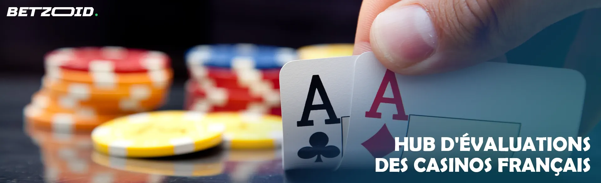 Deux cartes sur fond de jetons de casino.