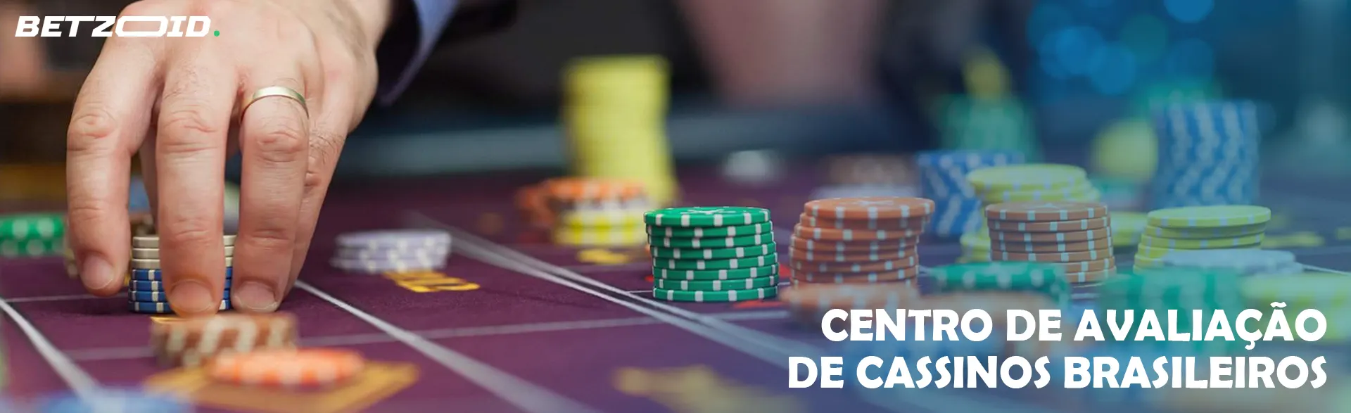 O jogador coloca fichas na mesa do cassino.