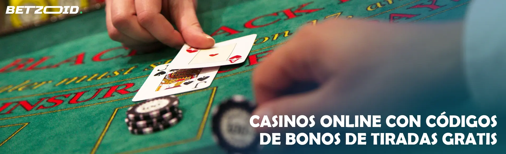 Mano colocando cartas en mesa de blackjack.