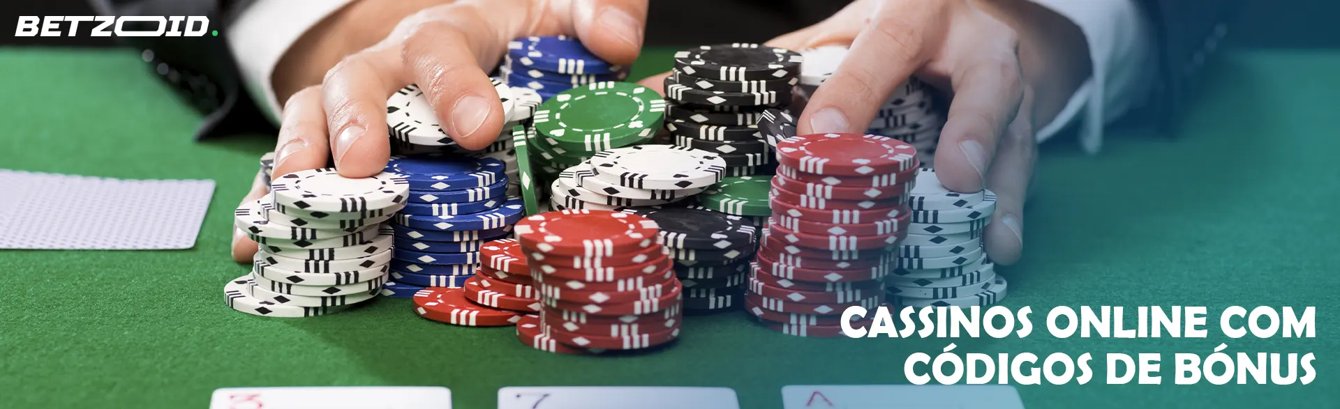 Um jogador está segurando uma pilha de fichas em uma mesa de cassino.