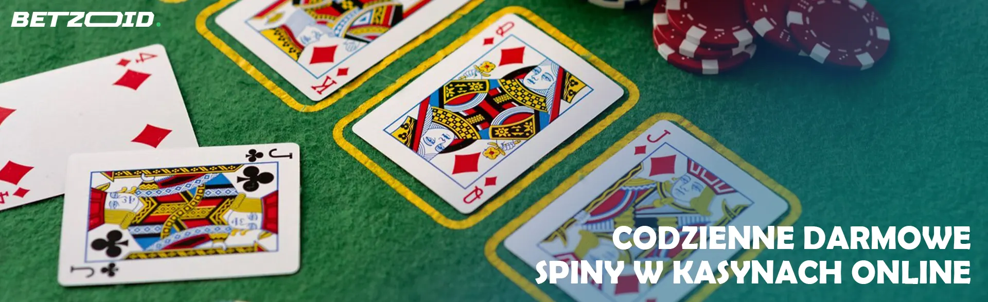 Karty obok żetonów kasynowych.