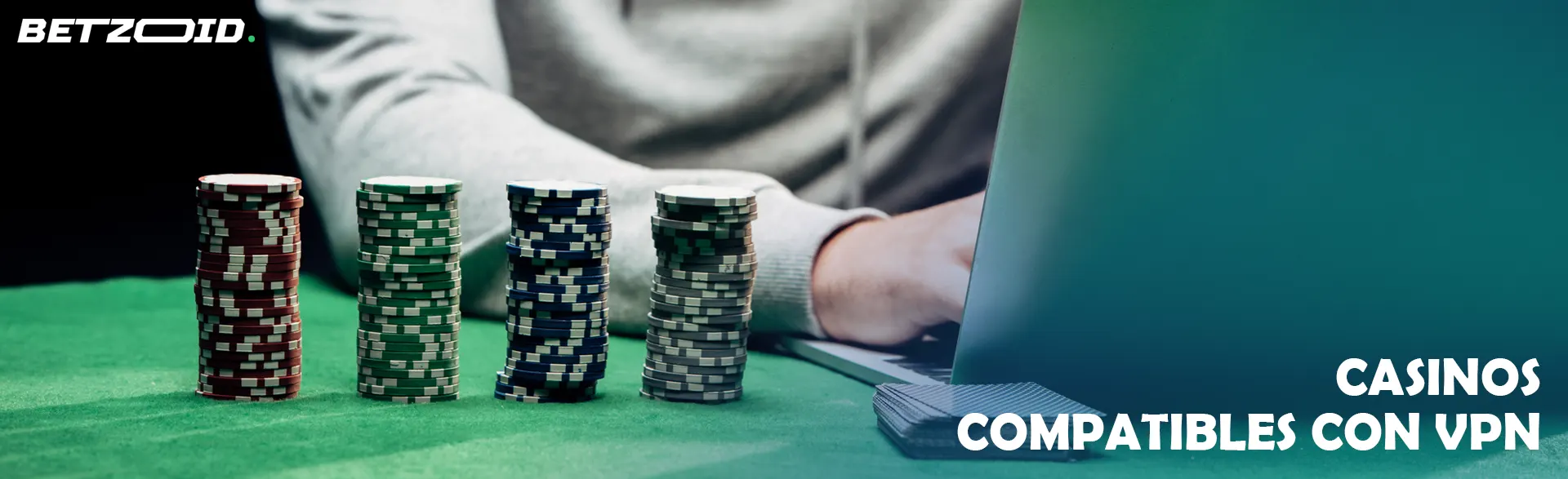 Jugador junto a fichas de casino y portátiles.