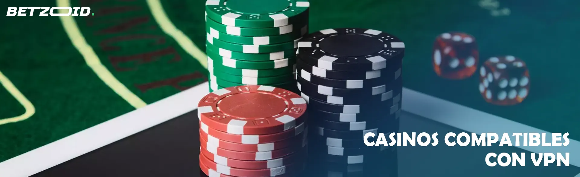 Pilas de fichas de casino y dados sobre una tablet.