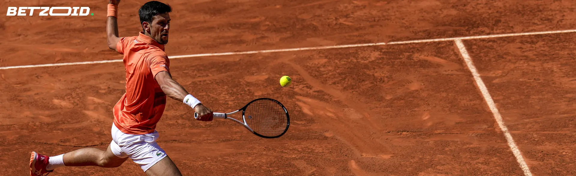 Tenista se snaží odpálit míček.