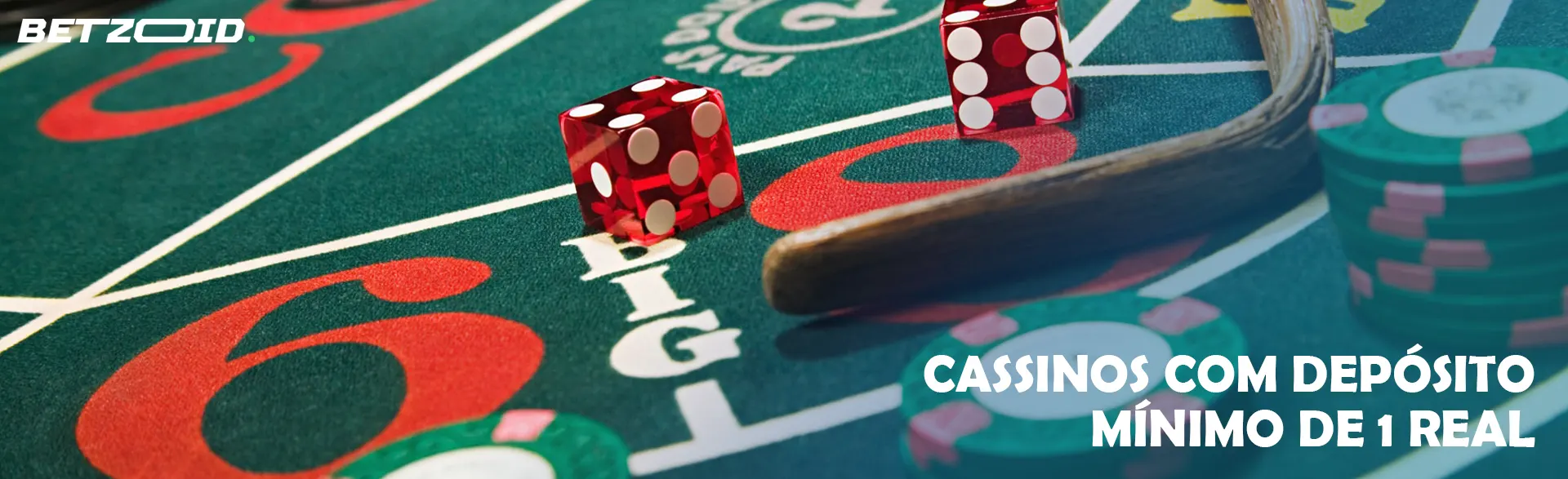 Dados e fichas na mesa do cassino.