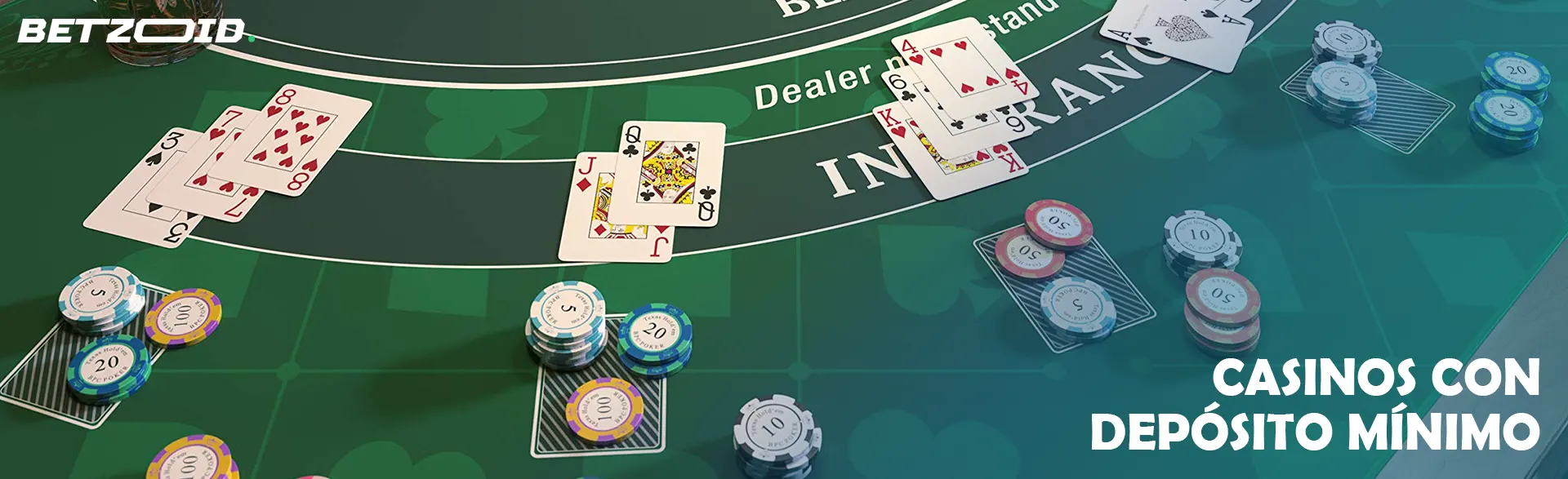 Cartas y fichas en la mesa de blackjack durante el juego.