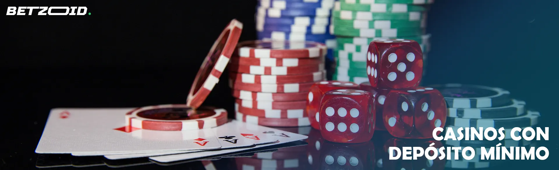 Dados, cartas y fichas de casino sobre un fondo oscuro.