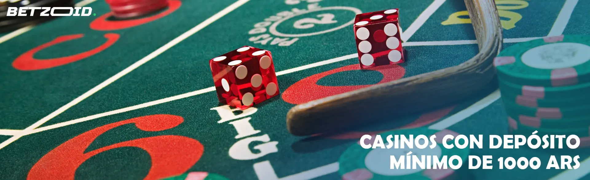 Dados y fichas en la mesa del casino.