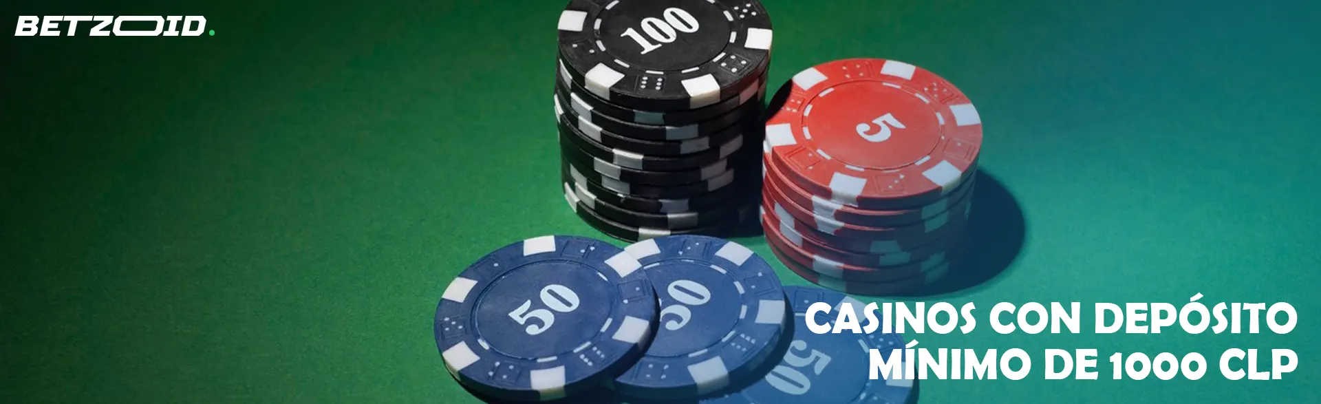 Fichas de casino de diferentes denominaciones sobre un fondo verde.