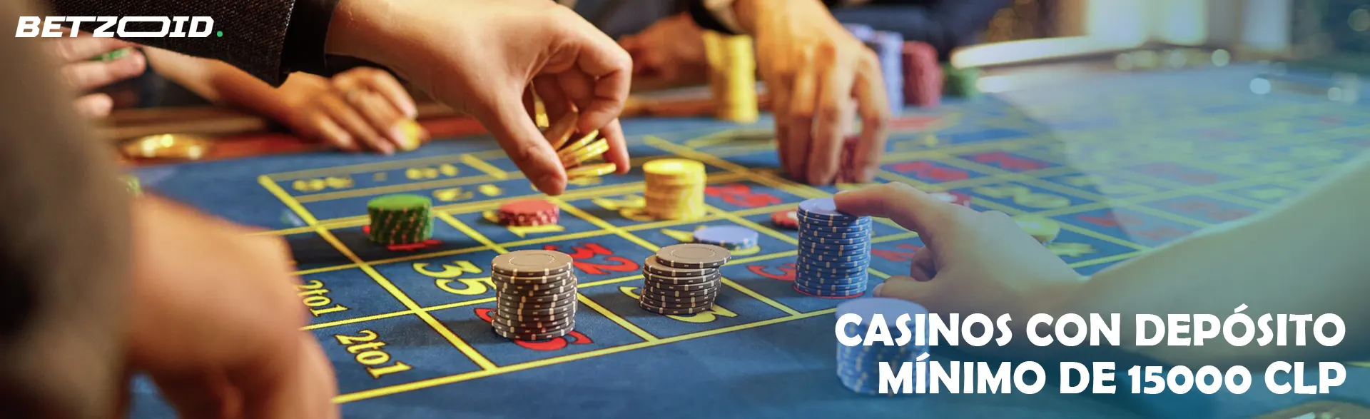 Los jugadores realizan apuestas con fichas de casino.