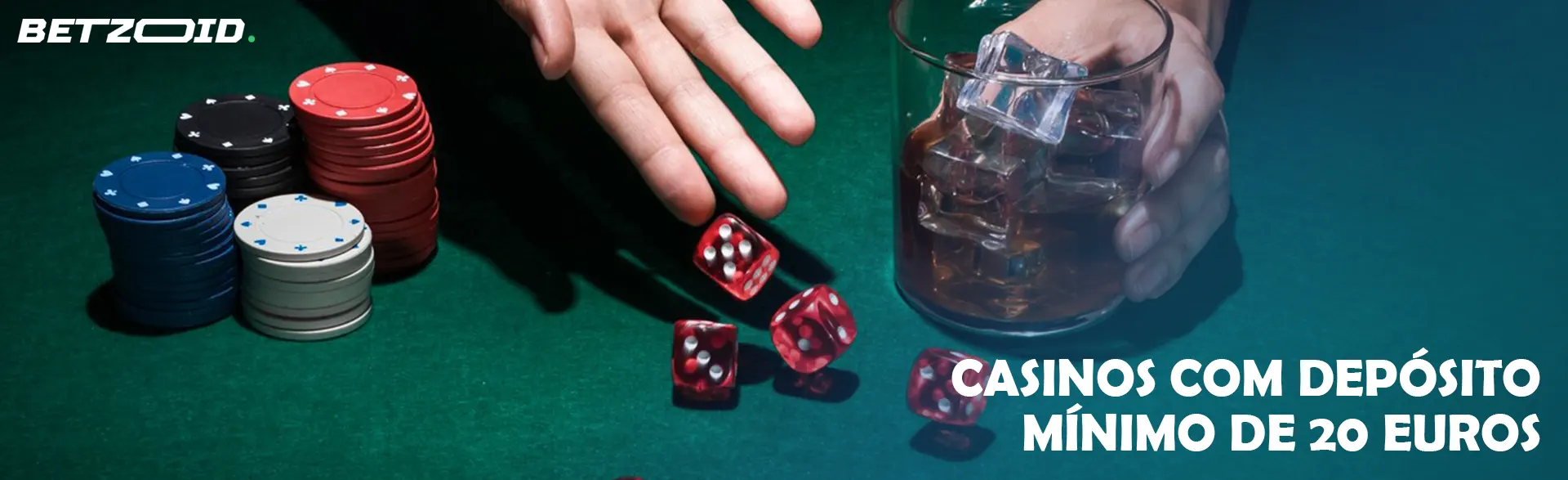 O jogador lança os dados ao lado de um copo de bebida e fichas de casino.