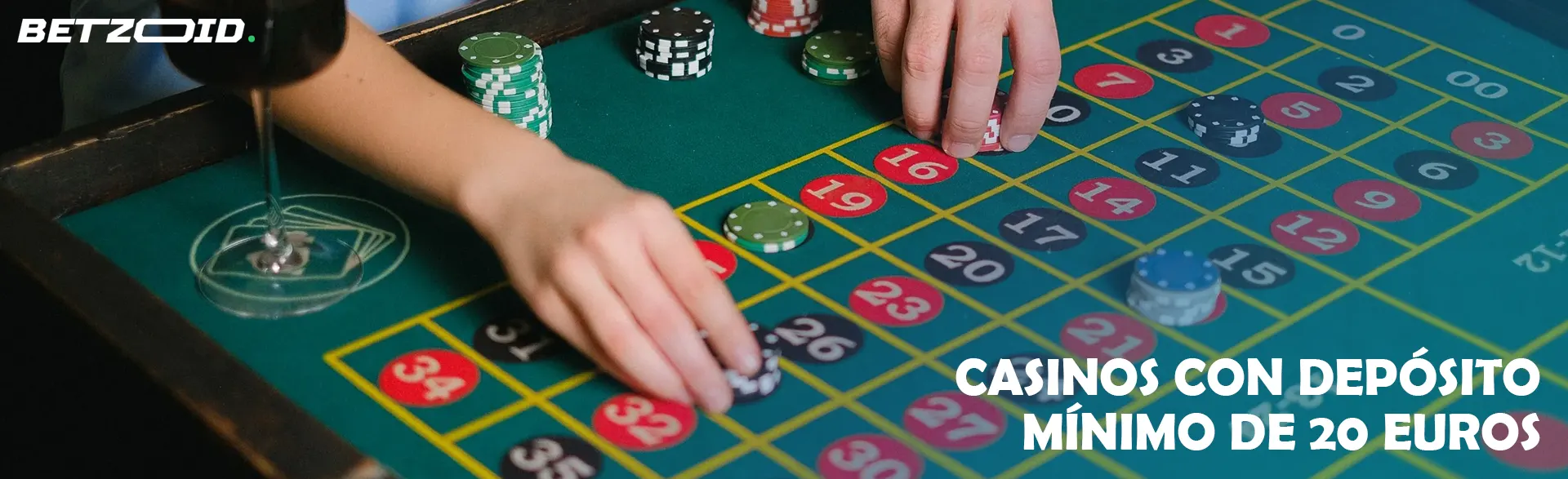 Los jugadores colocan fichas de casino sobre una mesa verde.