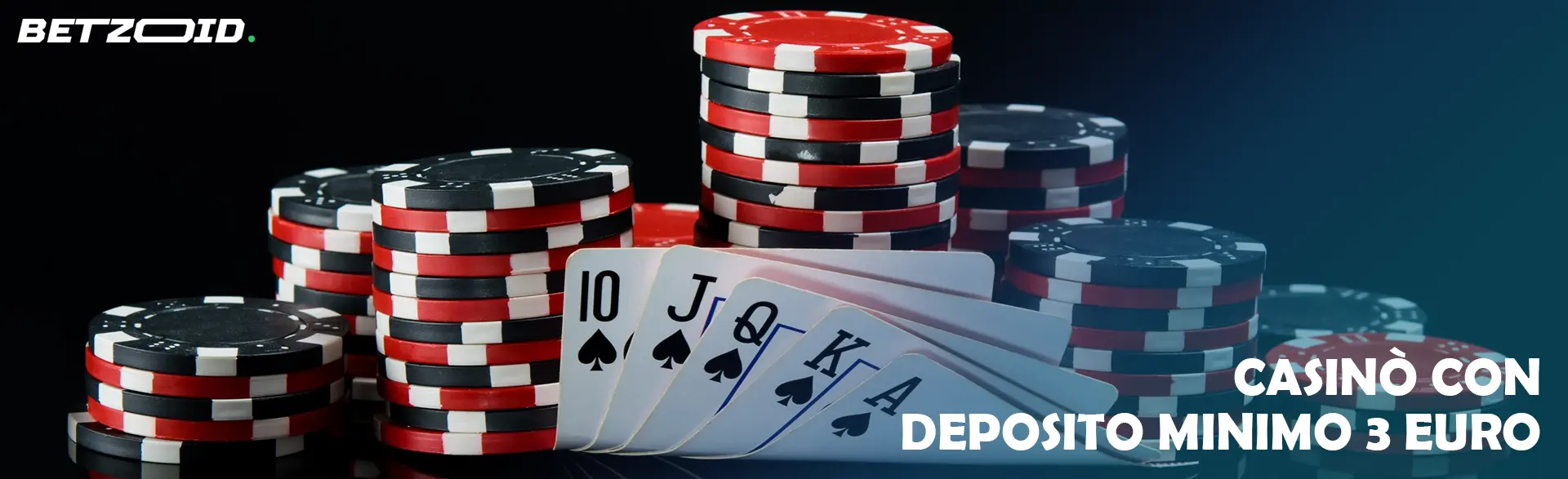 Fiches e carte del casinò su sfondo nero.