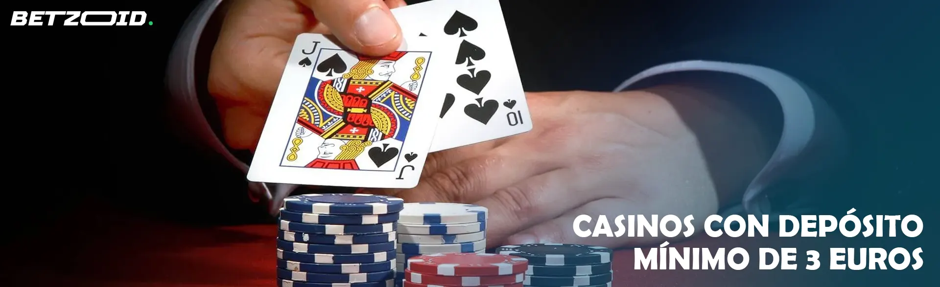 El jugador muestra una combinación ganadora de cartas en blackjack con fichas sobre la mesa.