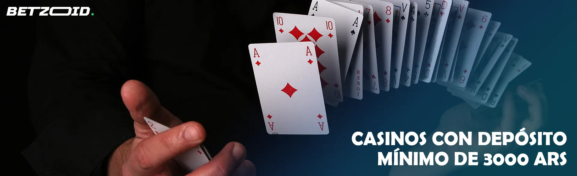 El jugador baraja una baraja de cartas en el aire.