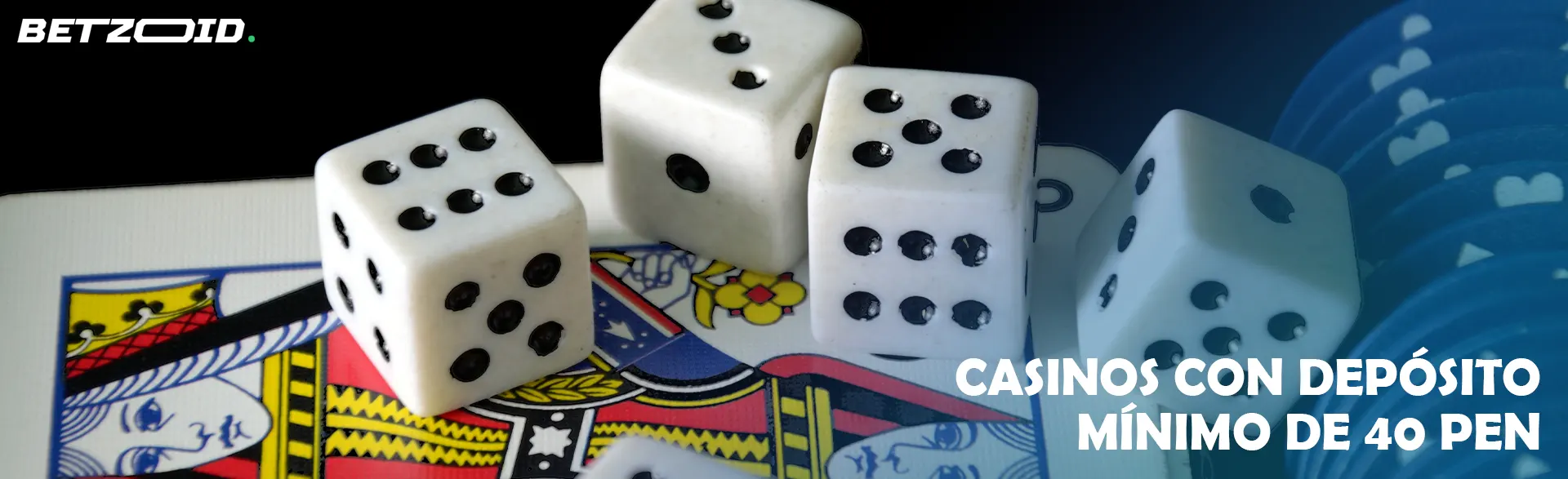 Sobre las cartas hay dados y fichas de casino.