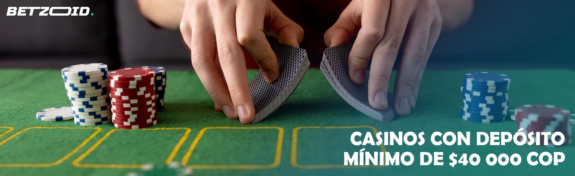 El jugador baraja las cartas junto a las fichas del casino.