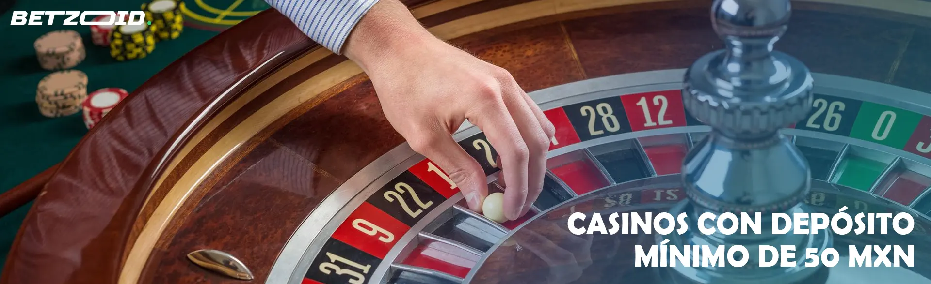 La mano pone la pelota en la cinta métrica.