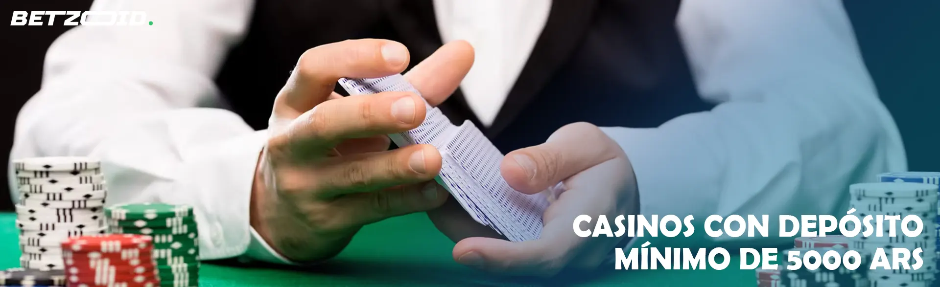 El jugador baraja las cartas junto a las fichas del casino.