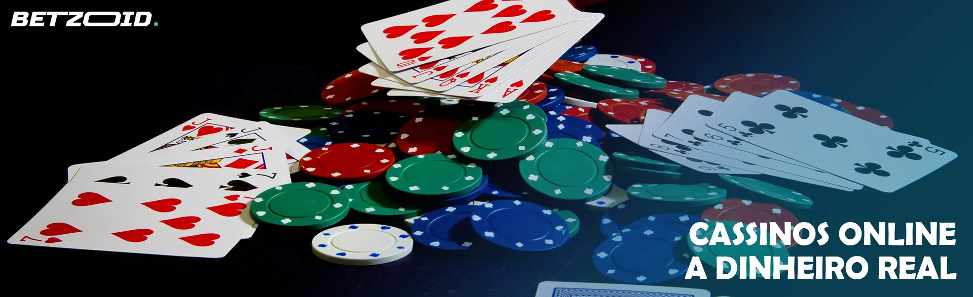 Uma pilha de cartas de cassino e fichas em um fundo escuro.