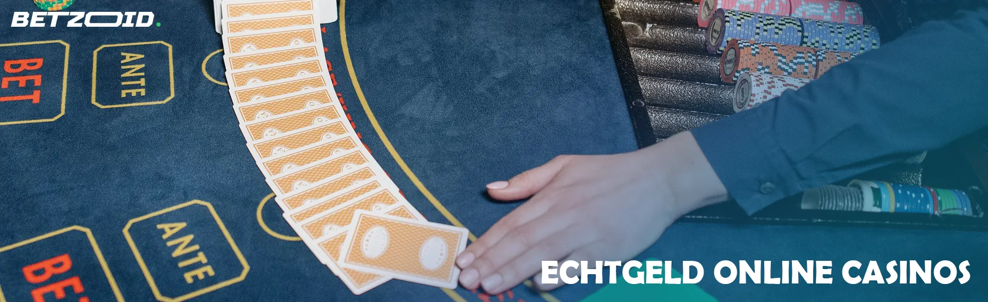 Der Spieler breitet seine Karten auf dem Casinotisch aus.