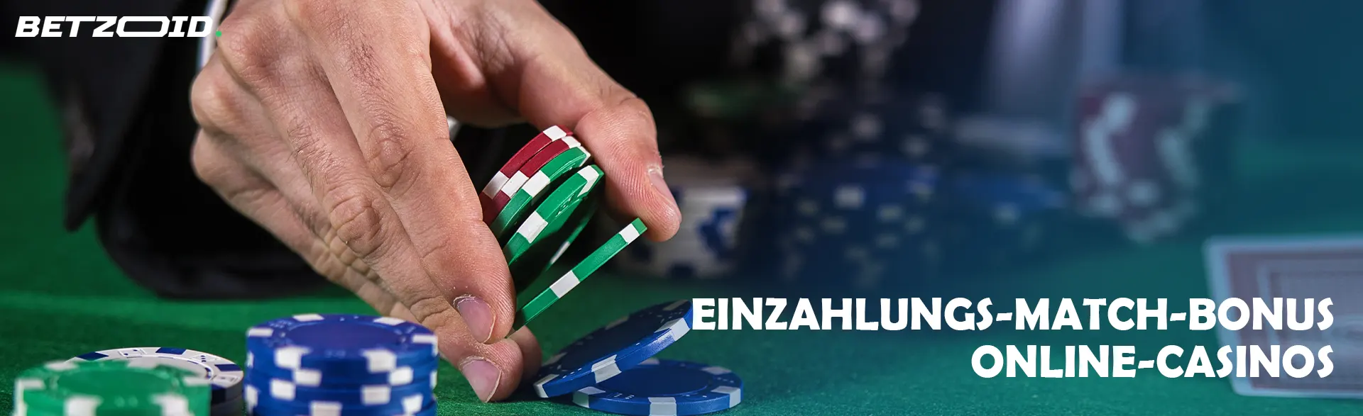 Der Spieler legt Chips auf den Casinotisch.