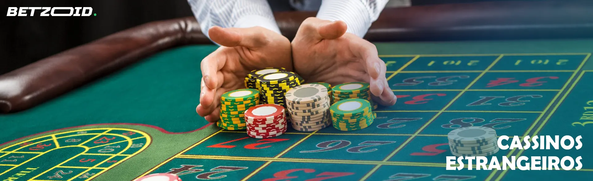 Uma pilha de fichas nas mãos de um jogador numa mesa de casino.