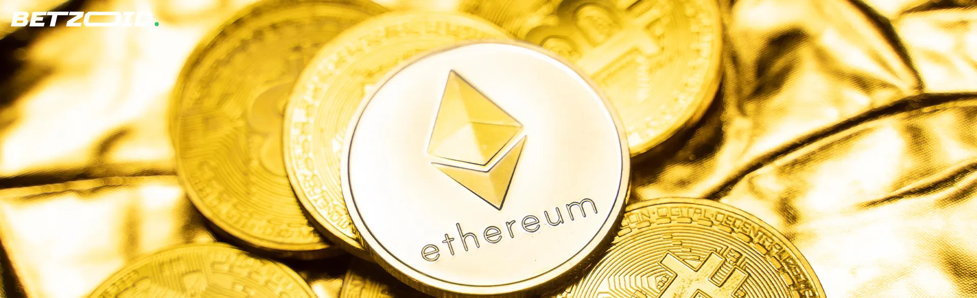 Ethereum-Münze unter goldenen Bitcoins.