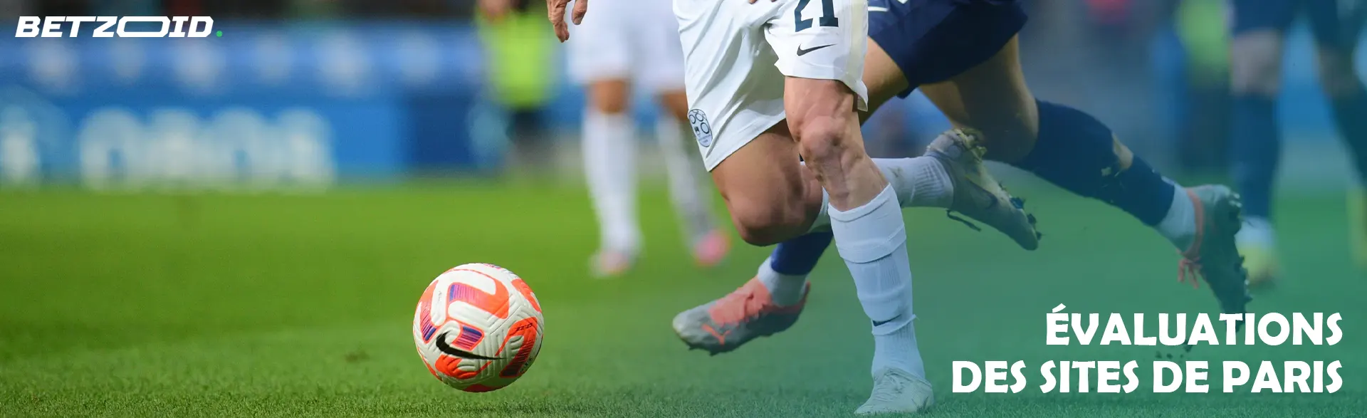 Des footballeurs se disputent le ballon pendant le match.