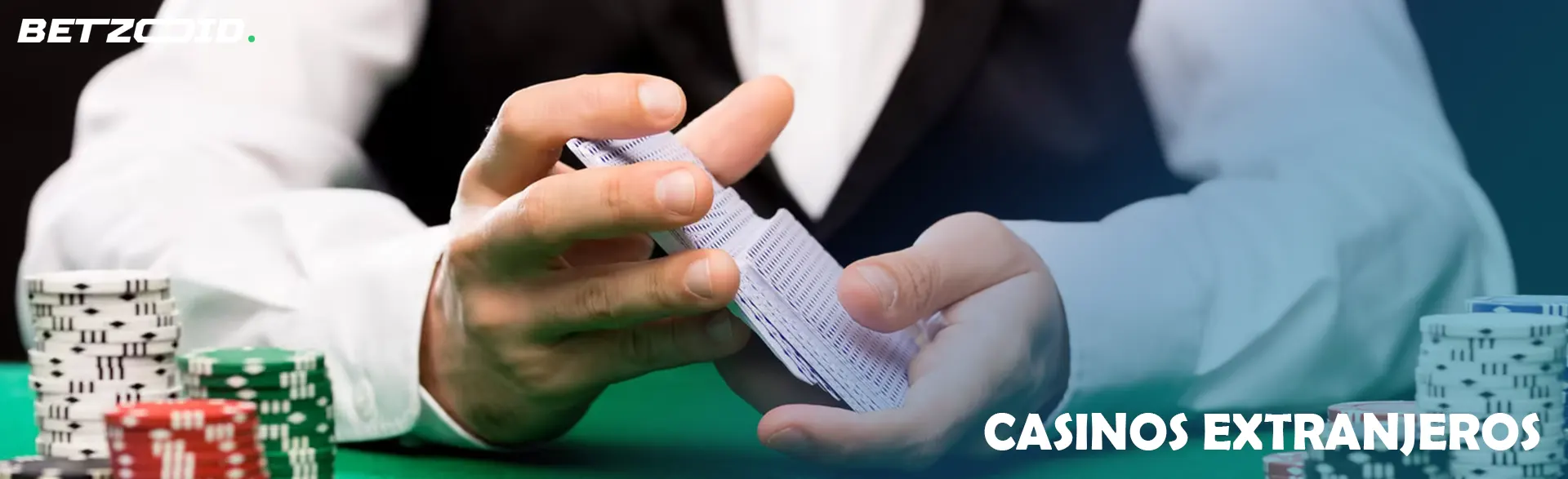 El croupier baraja las cartas en la mesa de juego.