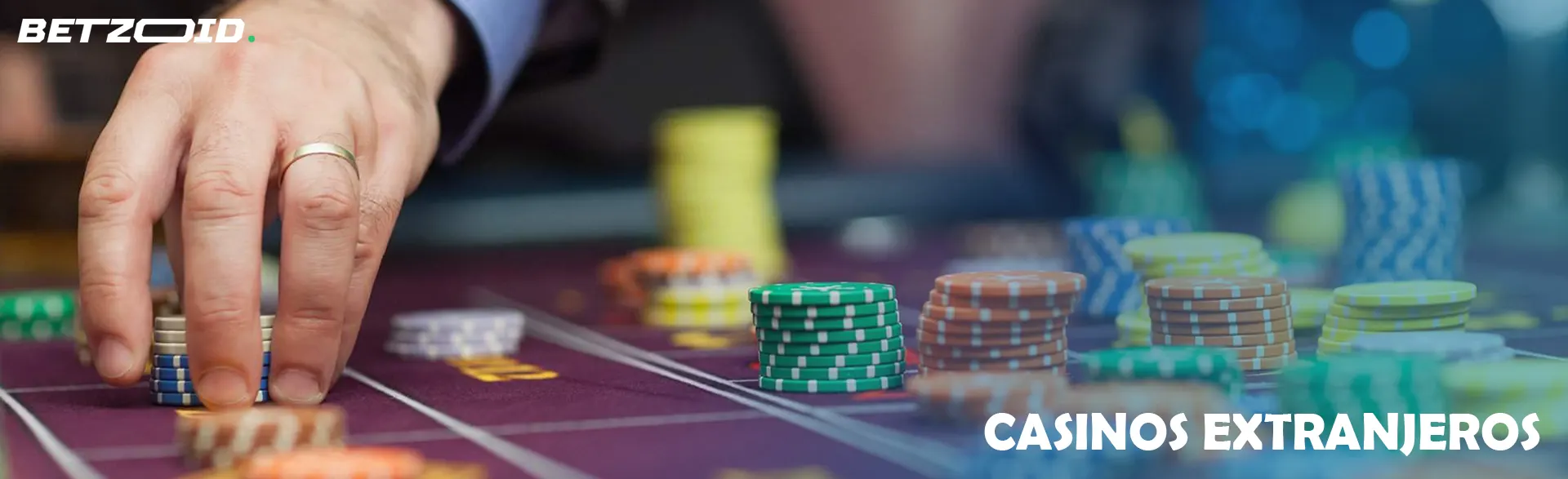 Un jugador coloca fichas en la mesa del casino.