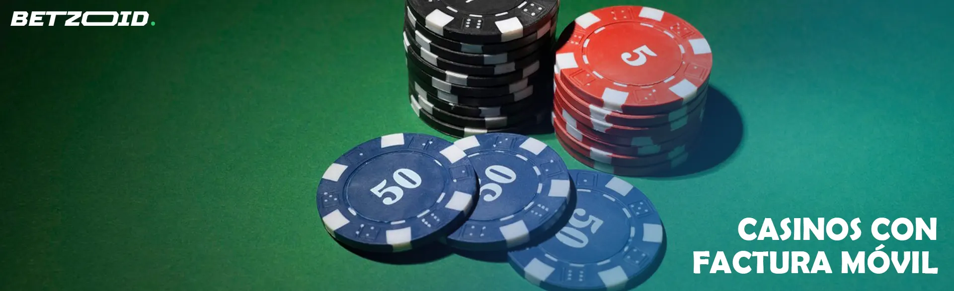 Fichas de casino apiladas sobre una mesa verde.