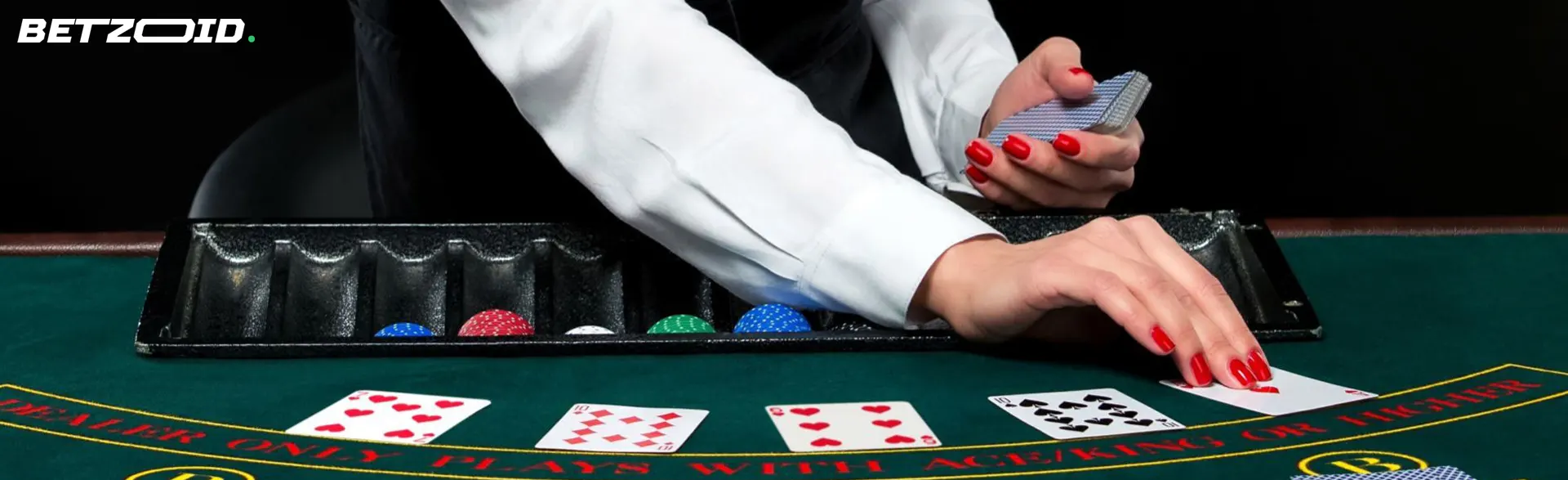 El croupier reparte las cartas sobre la mesa.