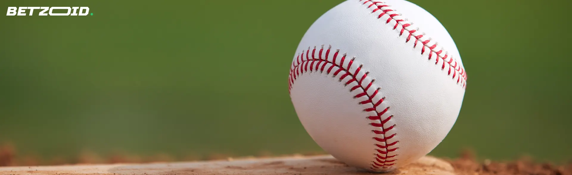 Hay una pelota de béisbol en el campo.