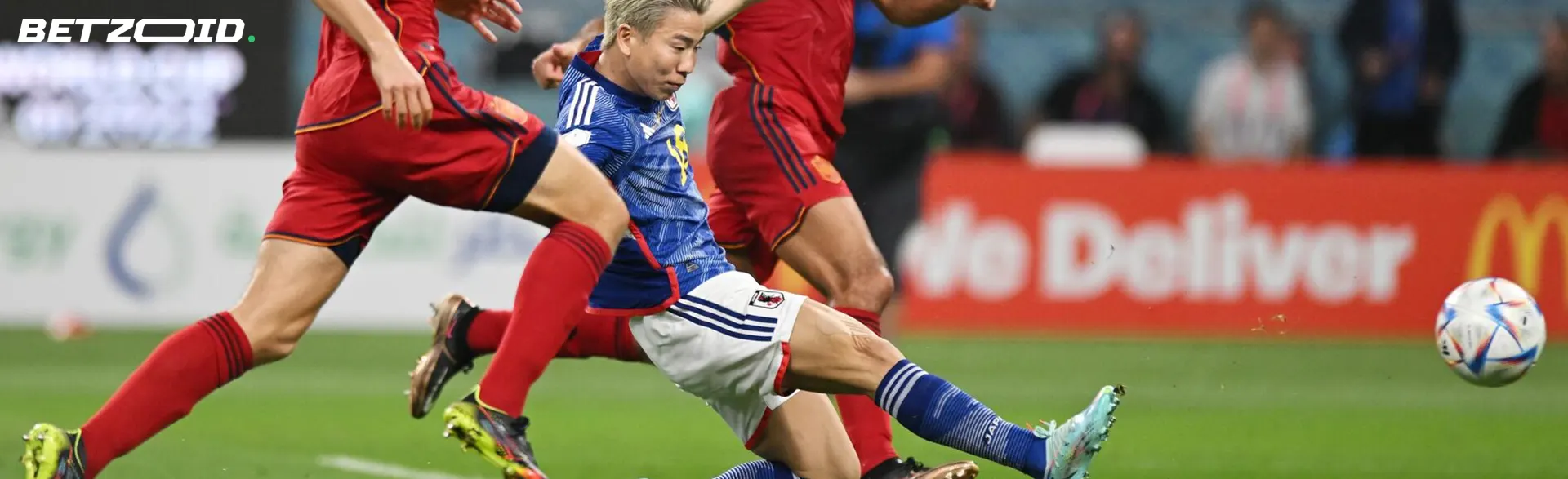 試合中に活動するサッカー選手。