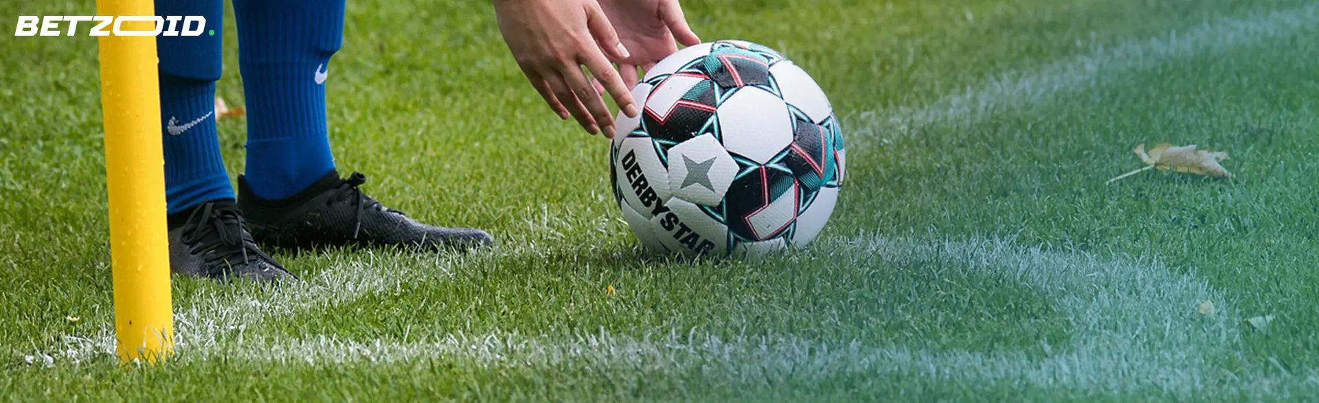 Le footballeur se prépare à dégager le ballon.