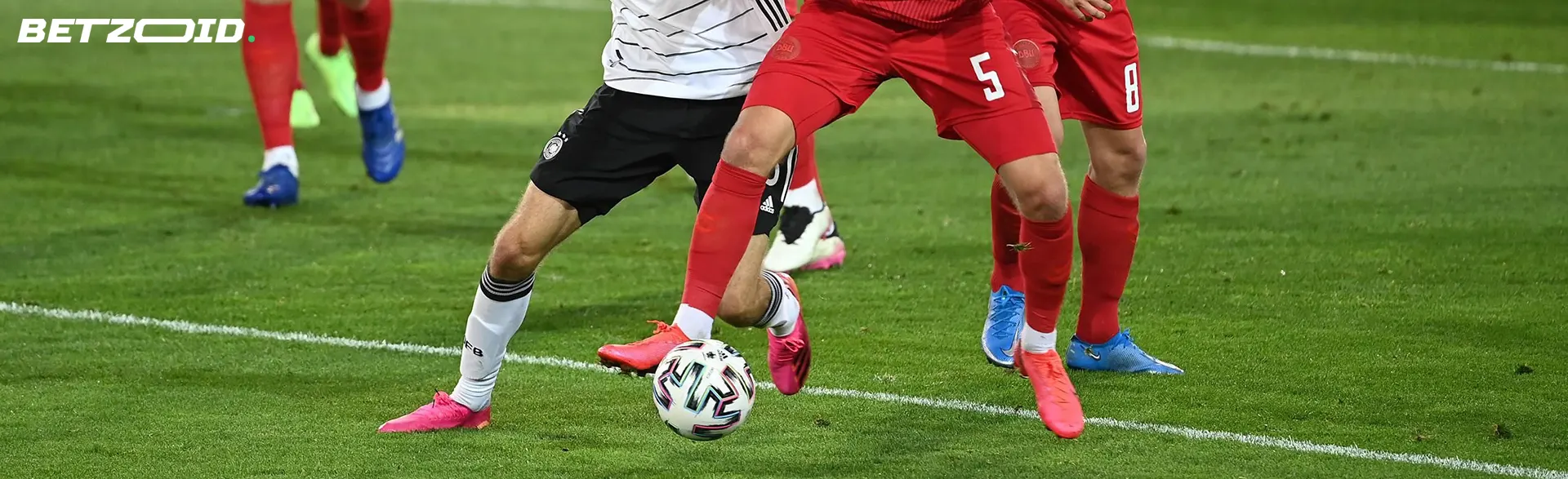 Fodboldspillere kæmper om bolden under kampen.