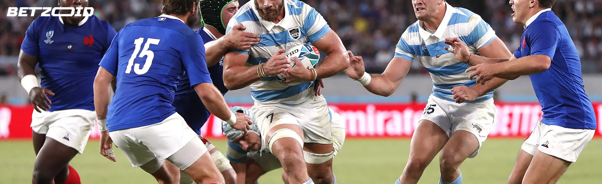 Les joueurs de rugby se battent pour le ballon lors d'un match.