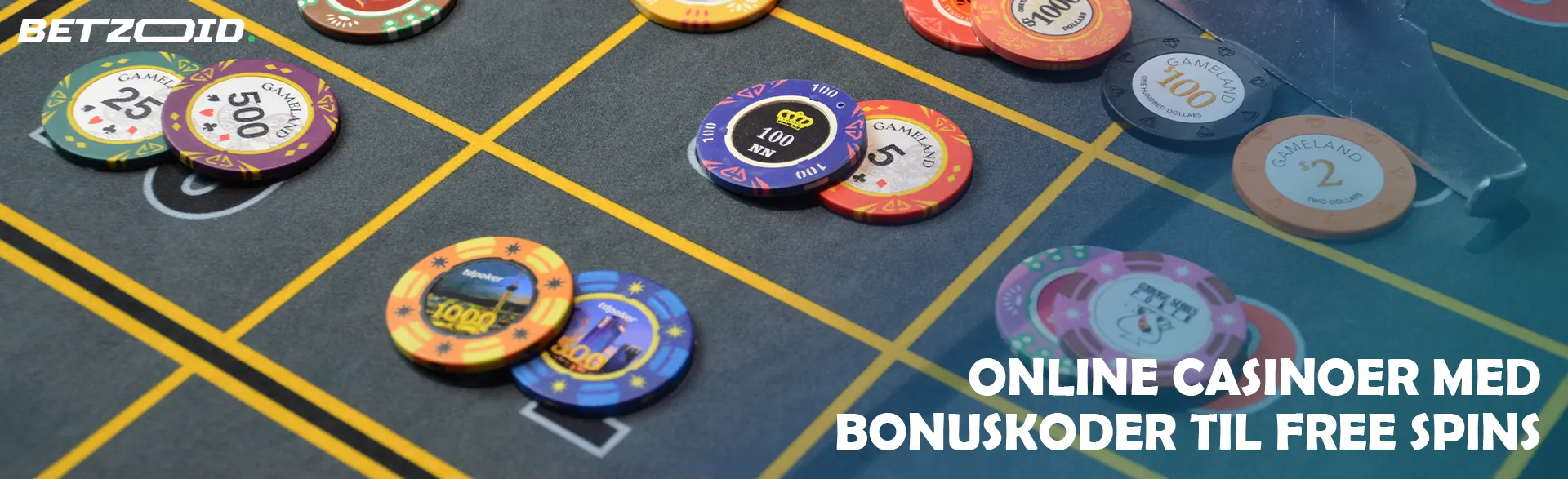 Flerfarvede chips på et casinobord.