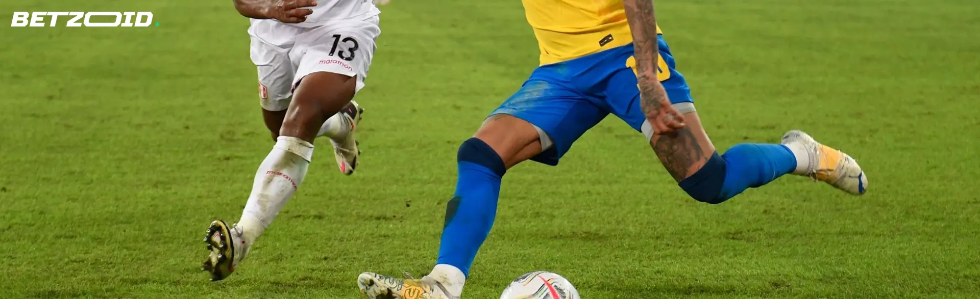 Jugadores de fútbol en acción durante un partido.