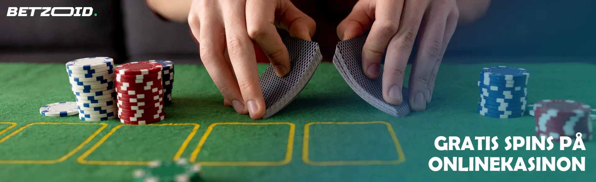 En spelare blandar korten på ett kasinobord.