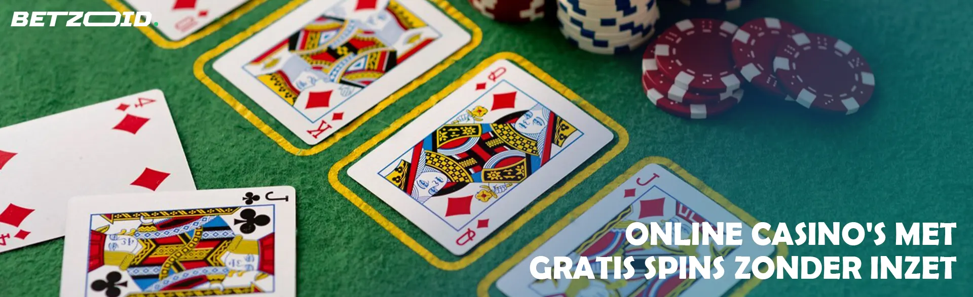 Casinokaarten en fiches op een groene achtergrond.