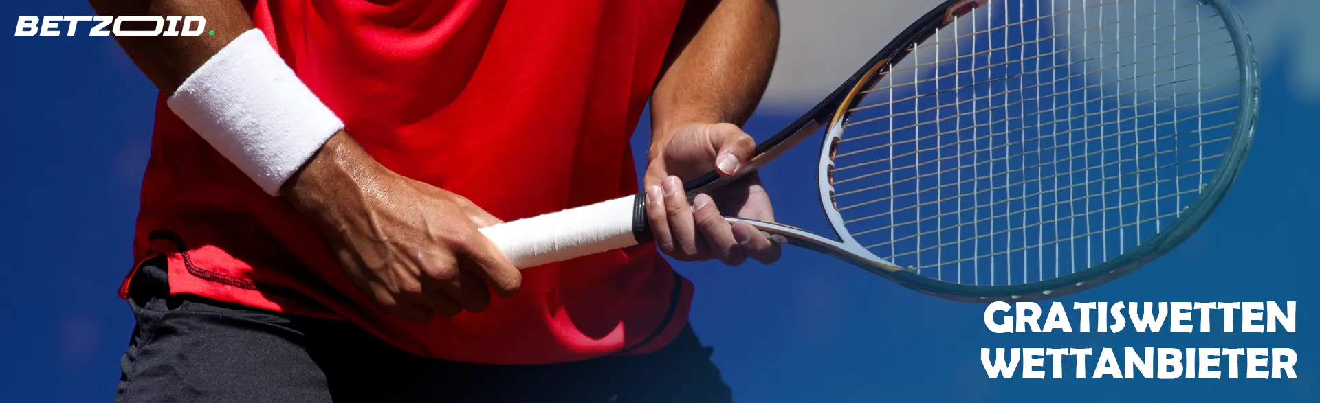 Ein Tennisspieler hält einen Schläger.