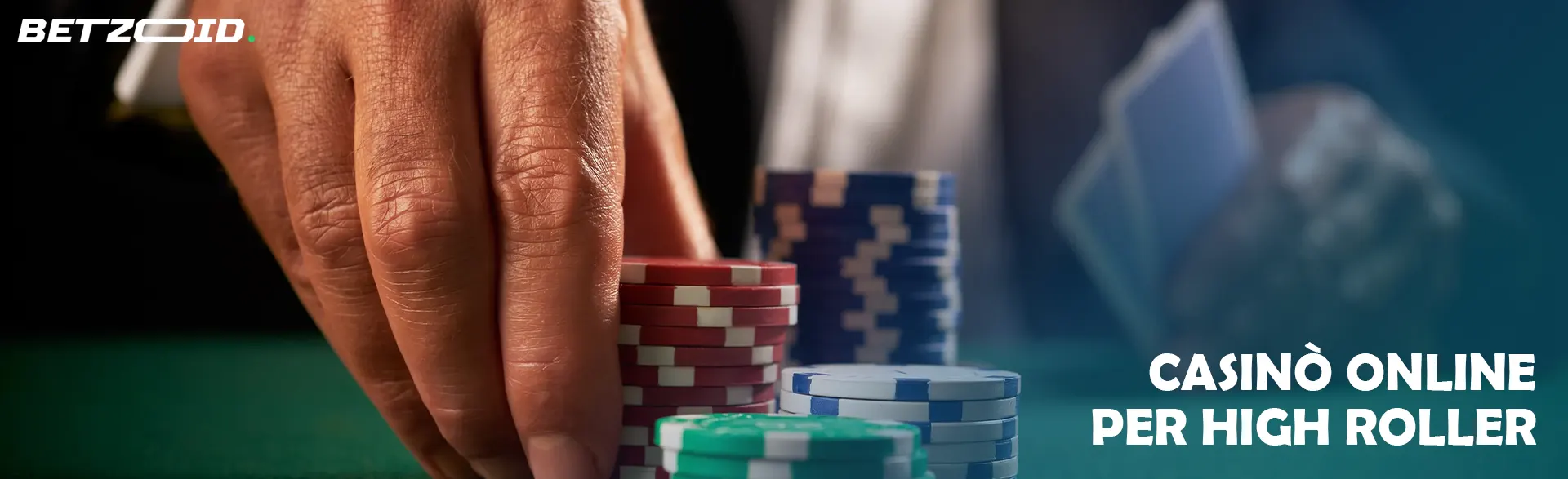 Mano che raccoglie fiches da gioco sul tavolo verde di un casinò.